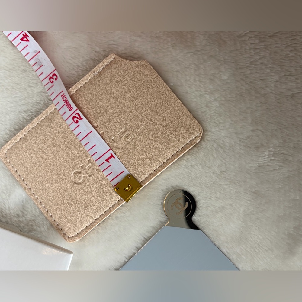 CHANEL beige leather card holder with cream box and gray card - Picture 4 of 4